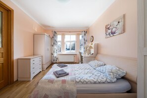 3 makuuhuonetta, työpöytä, silitysrauta/-lauta, ilmainen Wi-Fi