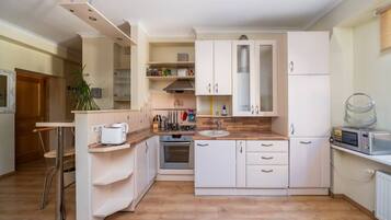 Fridge, microwave, oven, stovetop