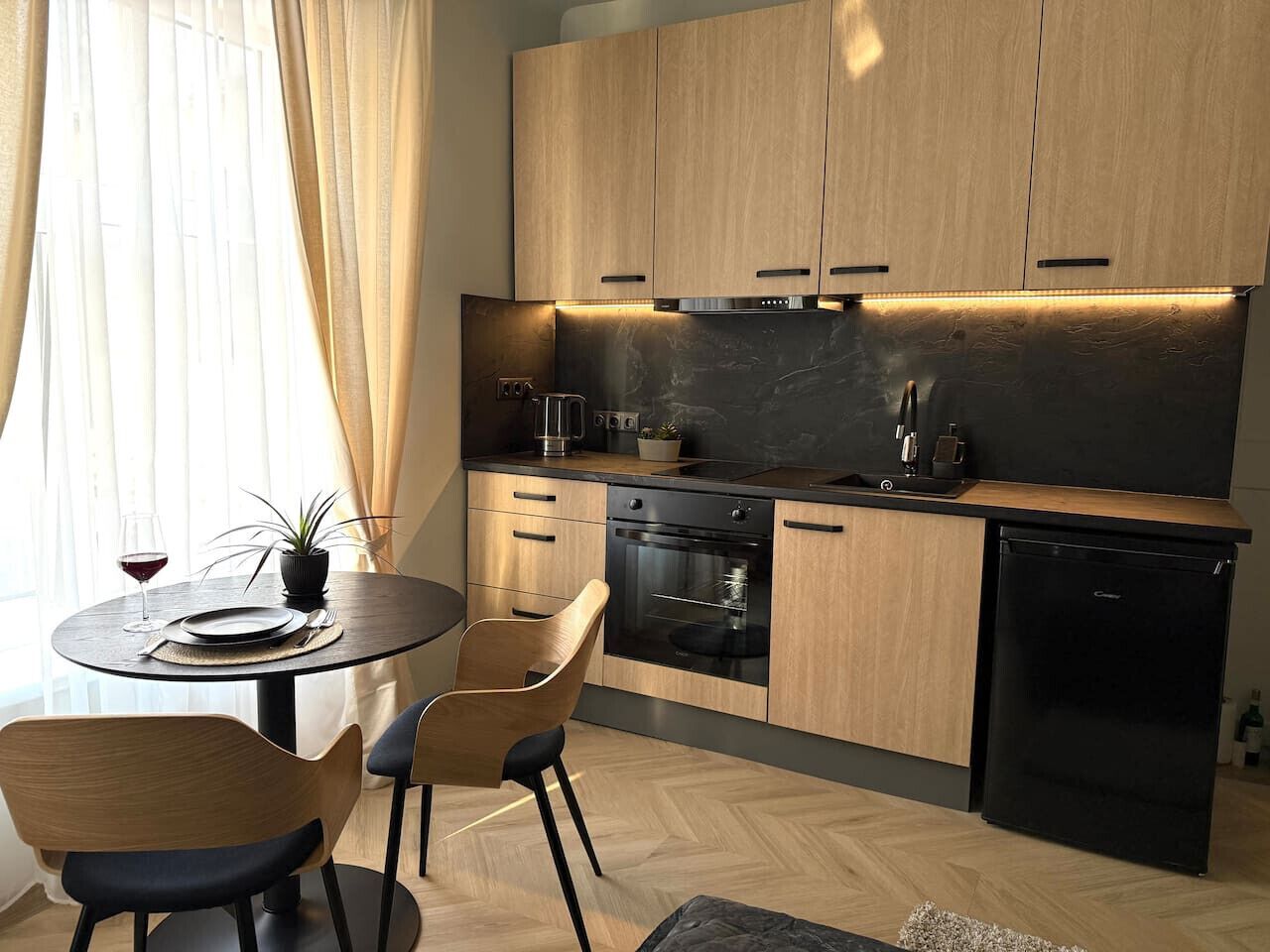 Fridge, oven, stovetop, coffee/tea maker