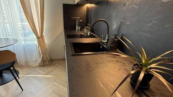 Réfrigérateur, four, plaque de cuisson, cafetiÚre/bouilloire