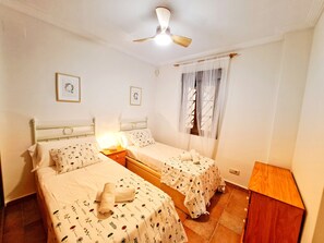 2 slaapkamers, een strijkplank/strijkijzer, gratis wifi, beddengoed