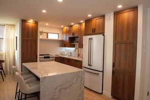 Fridge, oven, stovetop, dishwasher