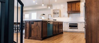 Modern Rustic Cabin - Sleeps 26 - Hot Tub, Theatre, Pickleball, Putting Green