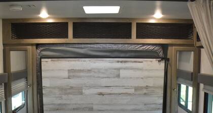 "Luxury Trailer Getaway – Cobblestone RV Park (Sleeps 6!)"