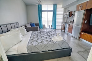 Suite estudio Confort, microondas, vistas a la playa | Caja fuerte, tabla de planchar con plancha, cunas gratuitas