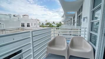 Comfort Studio Suite, Kitchenette, Beach View | Beach/ocean view