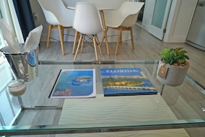 Caja de seguridad en la habitación y tabla de planchar con plancha