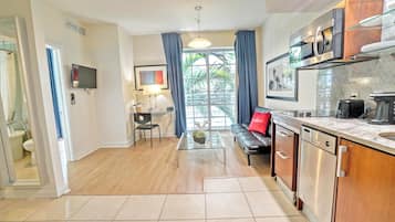 Junior Studio Suite | In-room safe, iron/ironing board, free cribs/infant beds, free WiFi