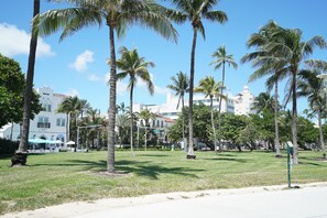 På stranden och vit sandstrand