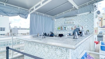Poolside bar