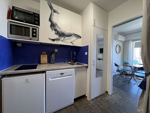 Fridge, oven, dishwasher, cookware/dishes/utensils
