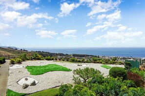 Garden - Charming 2BR Coastal Getaway in Pacifica (Pacifica)