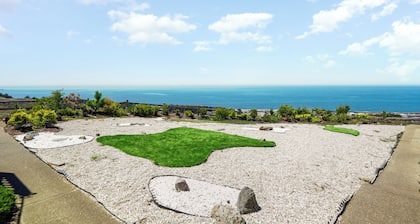 Charming 2BR Coastal Getaway in Pacifica