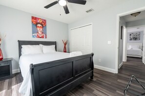 3 bedrooms, iron/ironing board, WiFi, bed sheets - Modern Family Retreat w/Game Room and Fire Pit. Near NAS JAX (Jacksonville)