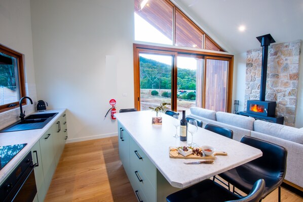 Refrigerador con congelador, microondas, horno y parrilla de estufa