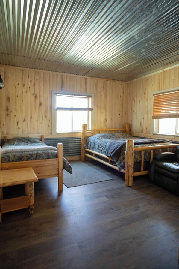 8 bedrooms, WiFi, bed sheets