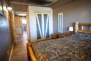 8 bedrooms, WiFi, bed sheets