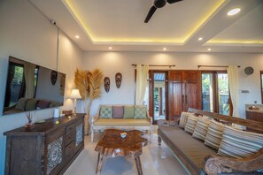 家庭別墅, 2 間臥室, 私人泳池 | 客廳 | 42-吋智慧型電視，提供有線頻道