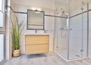 Hair dryer, towels - Design-FeWo Fleesensee, Wallbox, Sauna, Terrasse (Untergöhren)