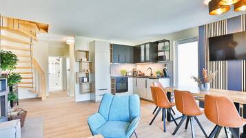 Älytelevisio, takka, kirjoja