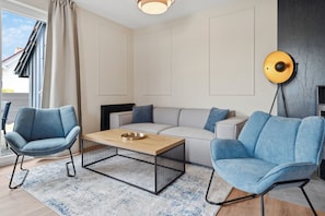 Smart TV, chimenea y libros 