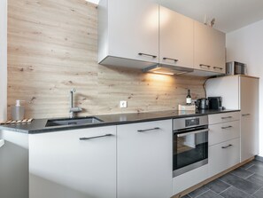 Fridge, oven, stovetop, dishwasher