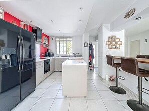 雪櫃、微波爐、焗爐、洗碗機