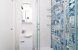 Een douche, een haardroger, handdoeken, zeep