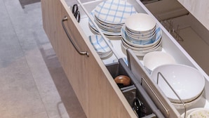 Una cocina con lavavajillas integrado, estufa y lavabo.