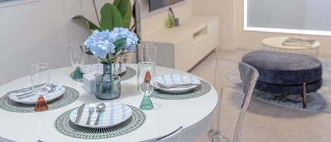 Superior-villa - balkon | Opholdsområde | 50-tommers fladskærms-tv med kabelkanaler