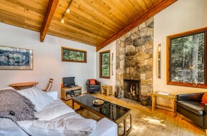 Smart TV, chimenea y libros