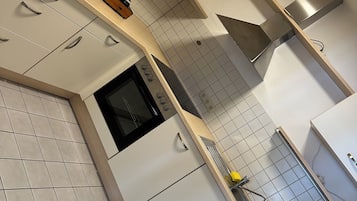 Kühlschrank, Ofen, Herdplatte, Wasserkocher mit Kaffee-/Teezubehör