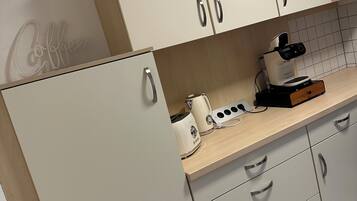 Refrigerador, horno, parrilla de estufa y cafetera y tetera