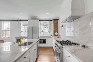 Frigorífic, microones, forn i placa de cuina 