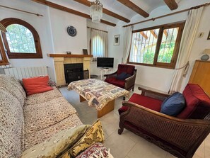 TV, fireplace, offices - Villa Algarrobo Summa (El Tosalet)