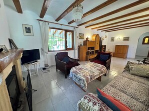 TV, fireplace, offices - Villa Algarrobo Summa (El Tosalet)