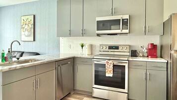 Refrigerador, microondas, parrilla de estufa y lavavajillas