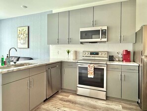 Kjøleskap, mikrobølgeovn, kokeplater og oppvaskmaskin