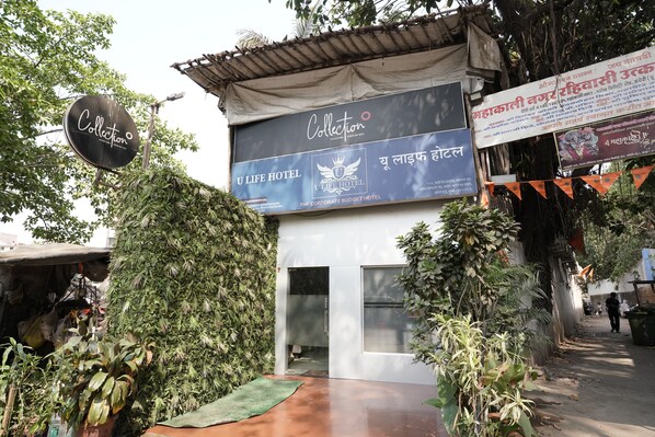 Un hotel con un letrero que dice 'Collection Hotel' y 'U Life Hotel'.