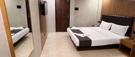 Classic Double Room | Bathroom | Shower, bidet, towels, soap