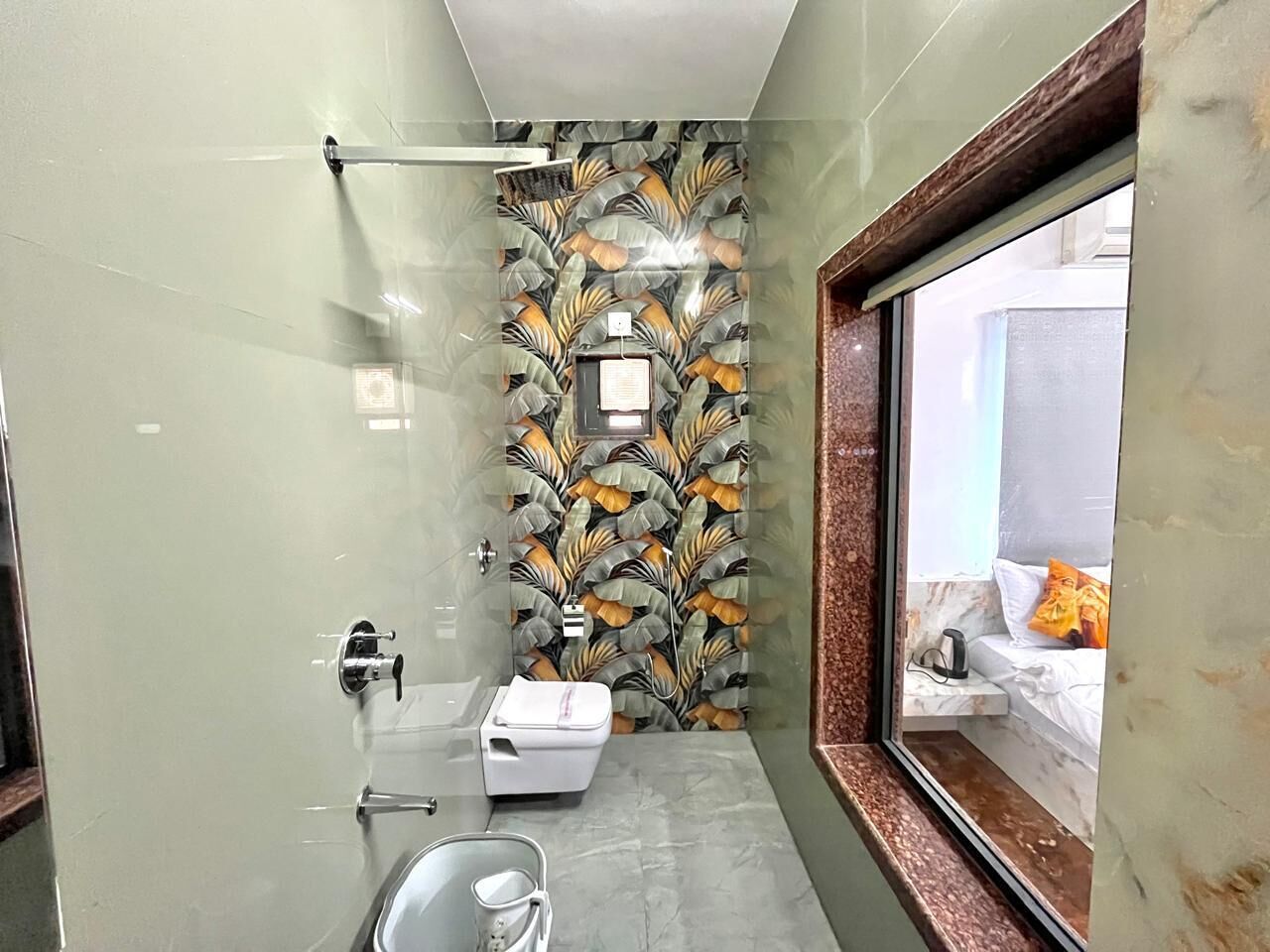 Un baño con ducha, inodoro y lavabo.