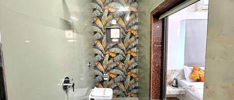 Un baño con ducha, inodoro y lavabo.