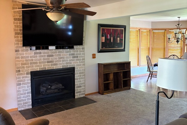 Una Smart TV, una chimenea