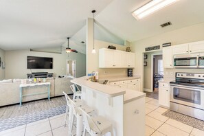 Réfrigérateur, micro-ondes, plaque de cuisson, lave-vaisselle