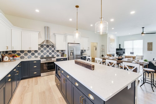 Walk to Lake Erie: Sleek Retreat w/ Screened Patio