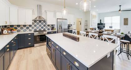 Walk to Lake Erie: Sleek Retreat w/ Screened Patio