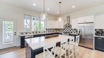 Fridge, microwave, stovetop, dishwasher