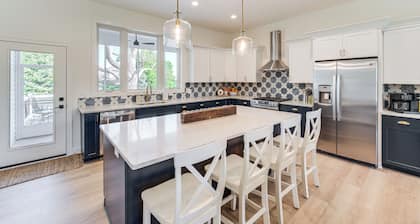 Walk to Lake Erie: Sleek Retreat w/ Screened Patio