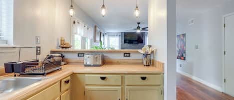 Fridge, microwave, stovetop, dishwasher