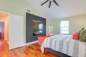 2 bedrooms, desk, iron/ironing board, internet